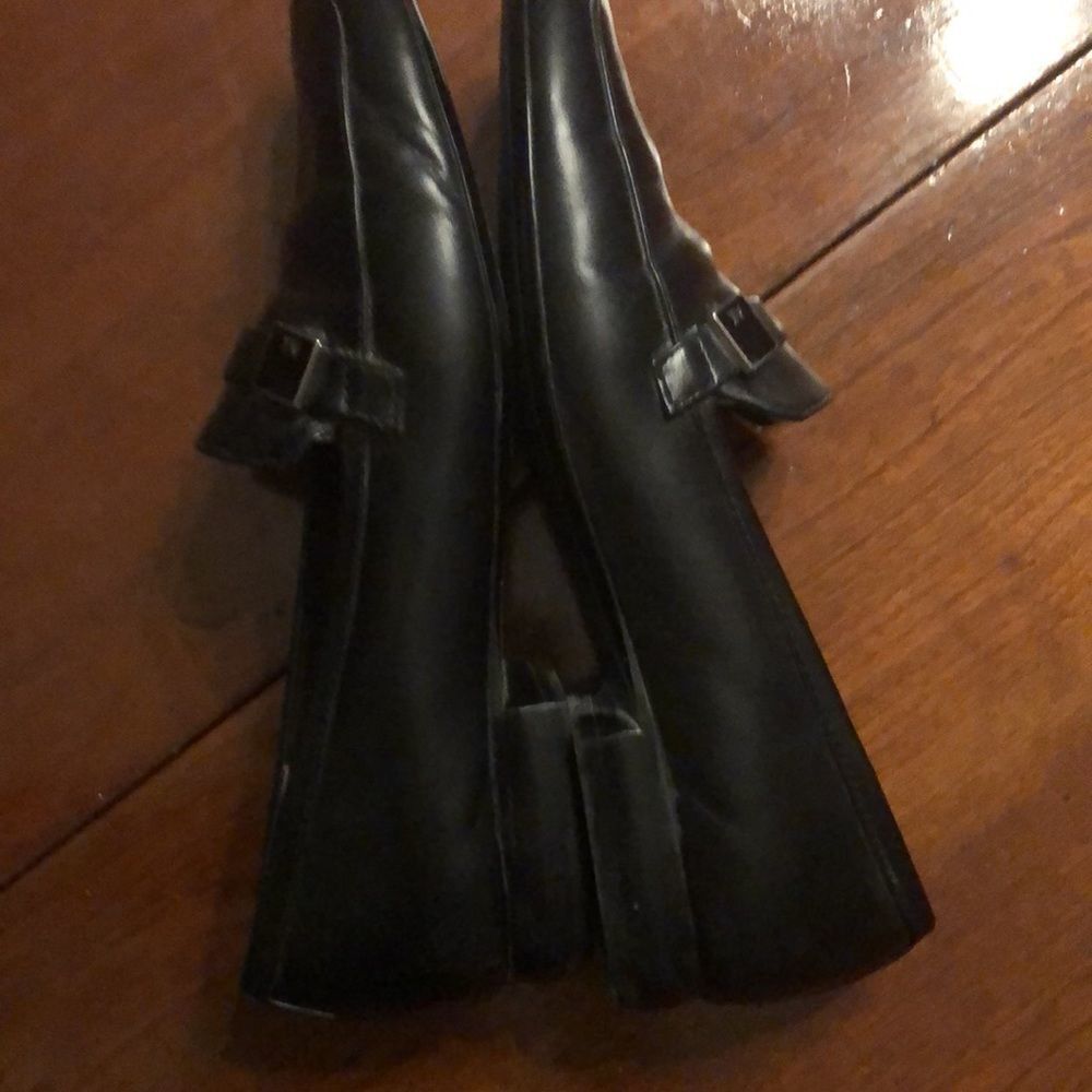 Ann Klein leather loafers in size 6M EUC black with AK logo in gold on strap - Picture 13 of 16
